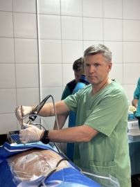 Выполнение бипортальной эндоскопической операции с использованием технологии 